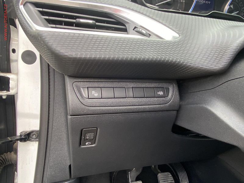 Peugeot 2008 (2013) 1.6i, Allure, navi, kůže - fotka 13 z 17