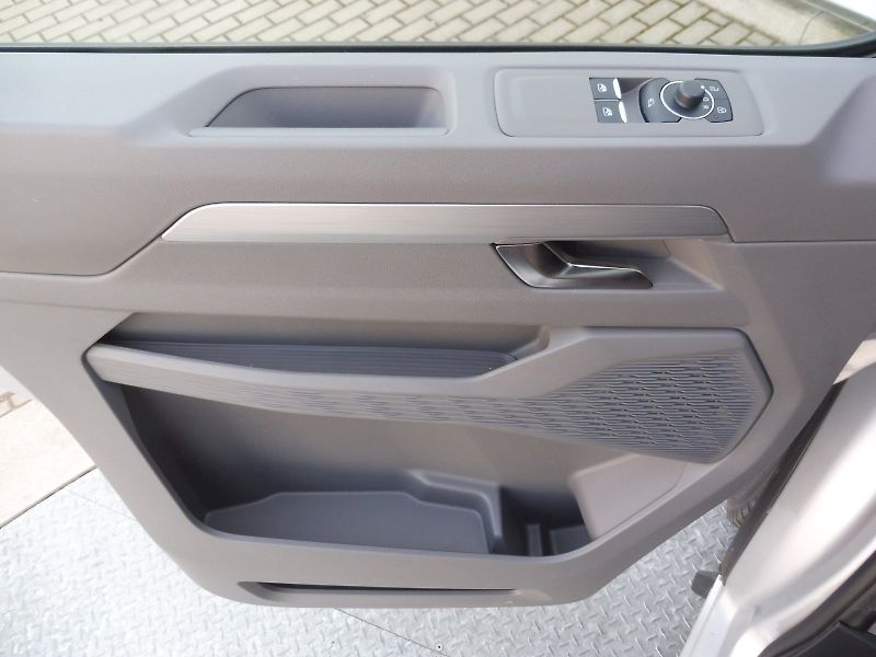 Volkswagen Caravelle (2025) Life DR 2,0 TDI 110kW 8AT - fotka 20 z 29