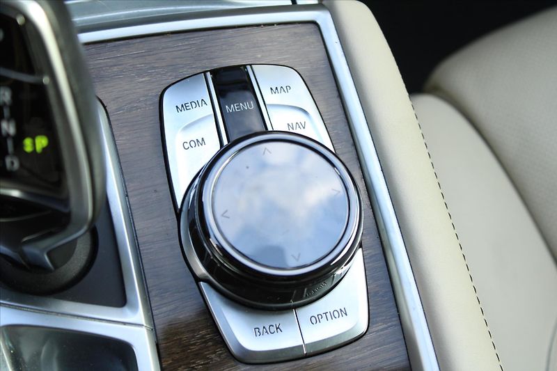 BMW Řada 7 750Li xDrive LASER MASÁŽE ČR - fotka 26 z 44