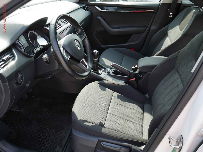 Škoda Octavia (2017) 1.6 TDi, ČR, Style, LED - fotka 9 z 20