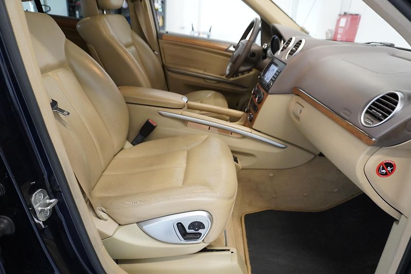 Mercedes-Benz GL (2006) 5,5I V8 4MATIC AUTOMAT 7 MÍST - fotka 30 z 36