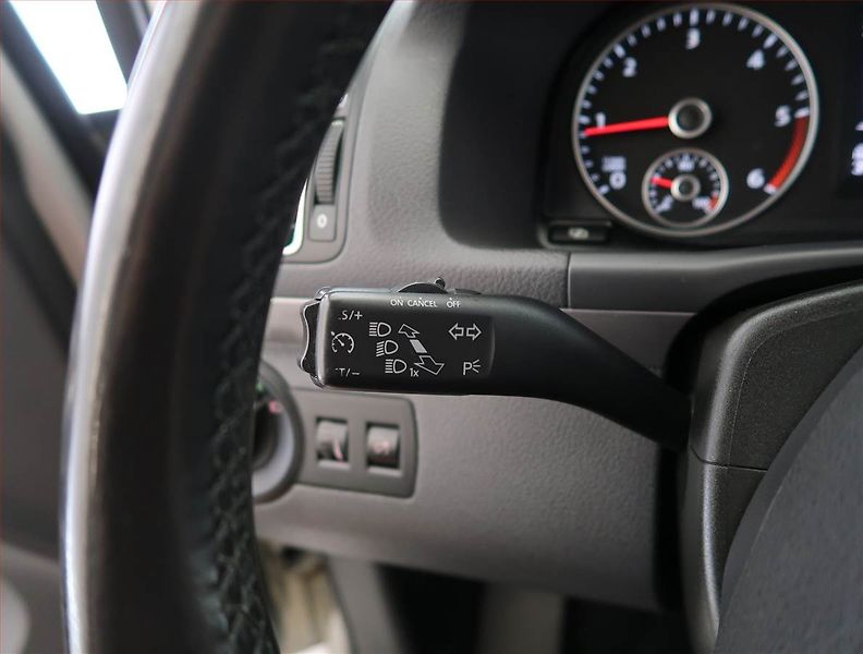 Volkswagen Touran (2011) Comfortline 2.0 TDI, Automat - fotka 21 z 23