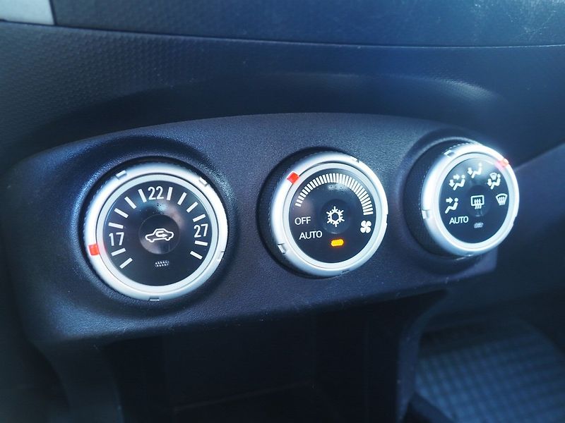 Peugeot 4007 (2010) 2.2 HDI, 115 kW, 4x4, 7 míst - fotka 28 z 39