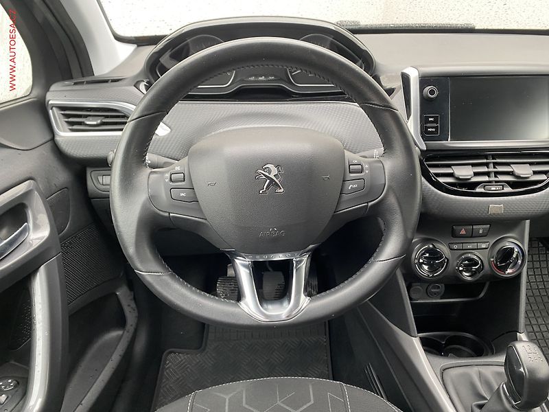 Peugeot 2008 (2018) 1.2PT, ČR, Active, TZ - fotka 11 z 14