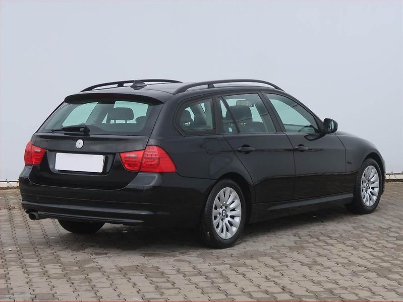BMW Řada 3 (2009) 320 i, Automat, Navi, Xenony - fotka 5 z 14