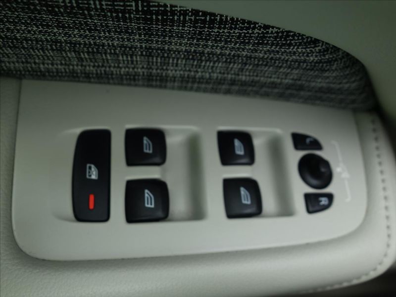 Volvo XC60 2,0 140kW 4x4 MOMENTUM - fotka 24 z 73