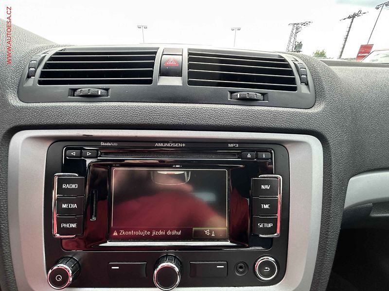 Škoda Octavia (2012) 1.6 TDi, 2.maj,ČR, servis - fotka 17 z 19