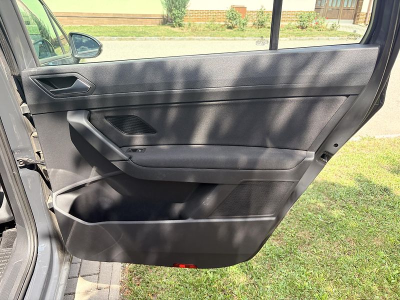Volkswagen Touran 2.0TDI DSG TAŽNÉ - fotka 33 z 37