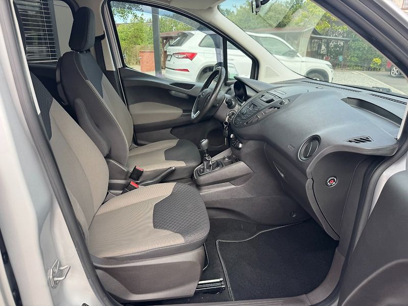 Ford Tourneo Courier (2019) 1.0 EcoBoost 73kW - fotka 23 z 29