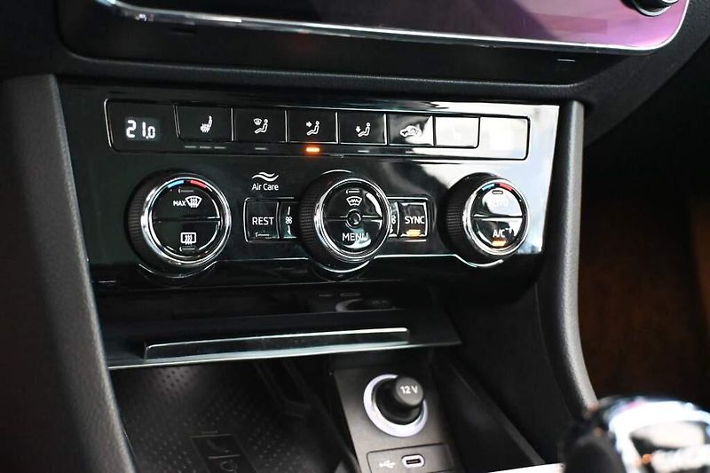 Škoda Superb (2022) 2.0 LED DSG ACC Virtual Kamera - fotka 21 z 34
