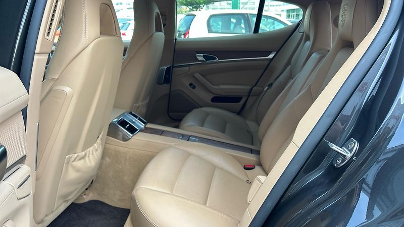 Porsche Panamera 4 - fotka 28 z 29