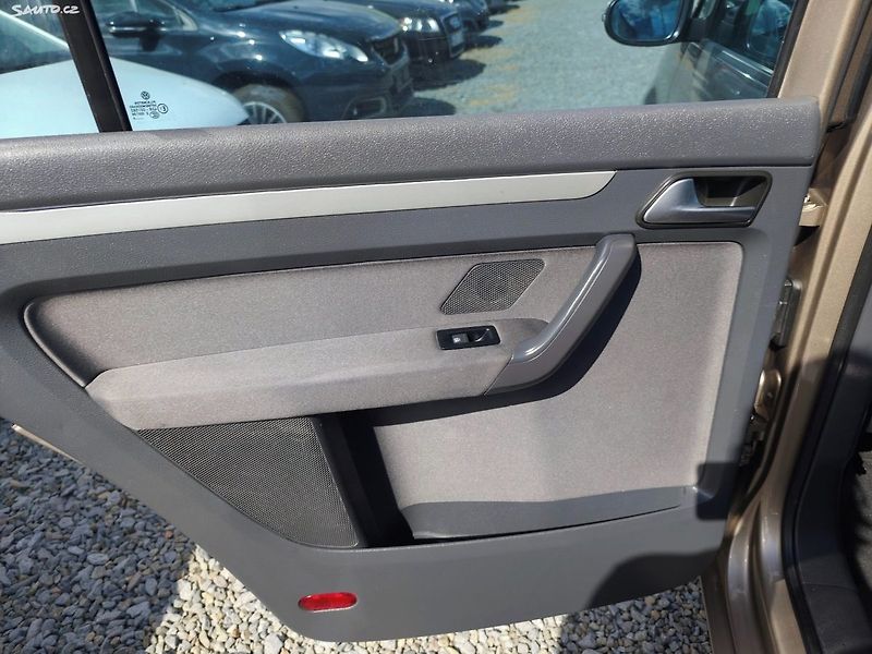 Volkswagen Touran (2014) - fotka 42 z 42