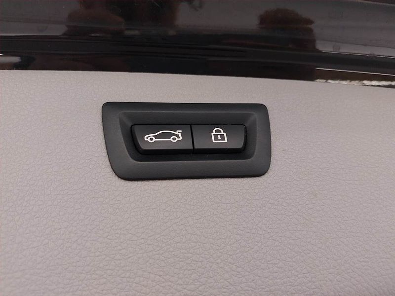 BMW Řada 3 (2016) 330 d xDrive, 4X4, Automat - fotka 23 z 28