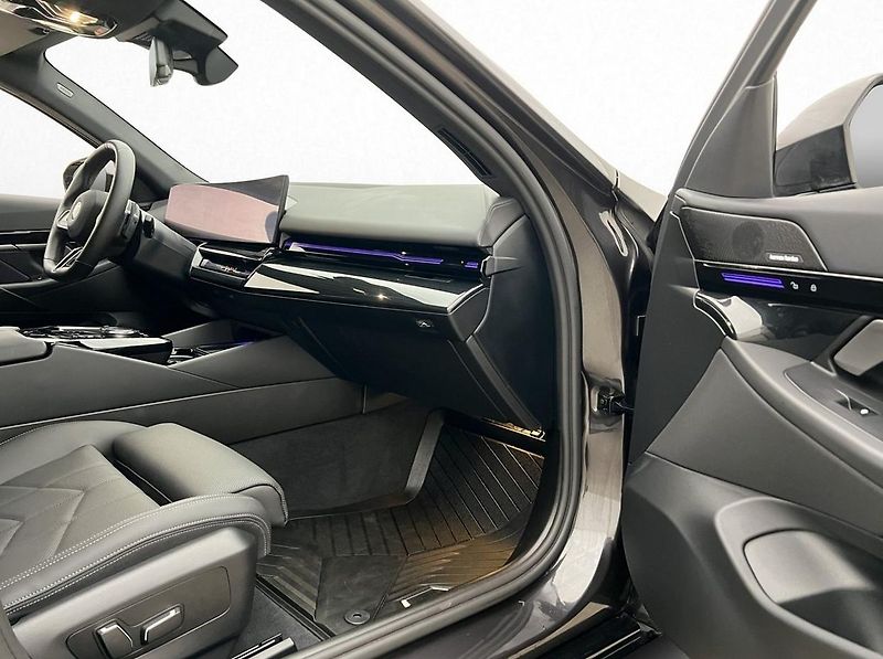 BMW Řada 5 520d AWD Touring MSport Tažné - fotka 26 z 35