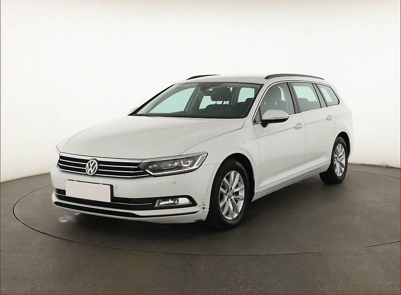 Volkswagen Passat (2019) 2.0 TDI, Automat, Navi - fotka 2 z 21