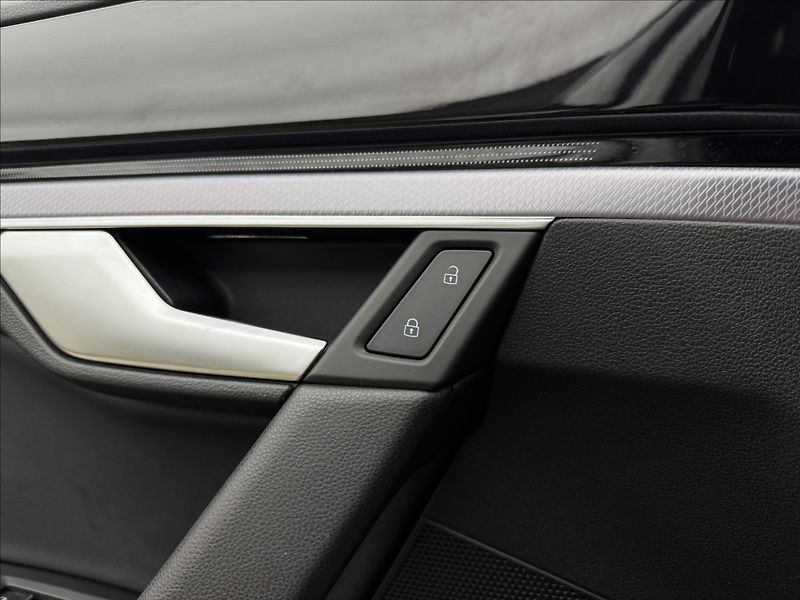 Volkswagen Touareg 3,0 R-LINE VZDUCH NV MATRIX ČR - fotka 36 z 48