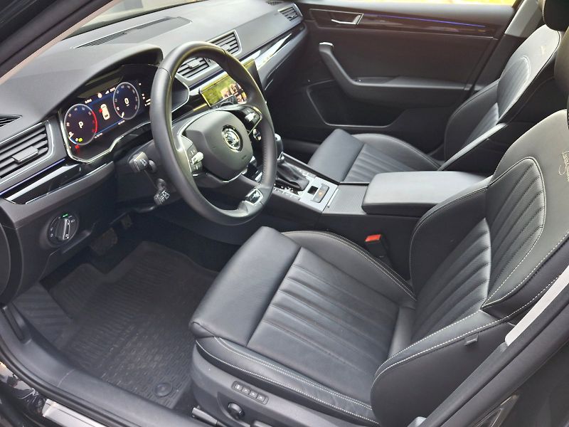 Škoda Superb (2024) Combi L&K DSG 4x4 2,0TSi 206kW - fotka 6 z 35