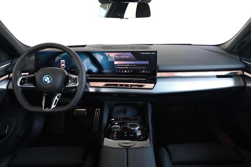 BMW Řada 5 550e xDrive Touring - fotka 5 z 33