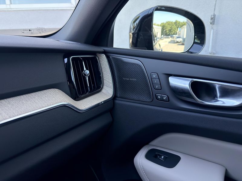 Volvo XC60 B5 AWD PLUS DARK // REZERVACE  - fotka 22 z 47