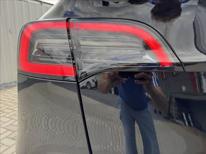 Tesla Model Y 0,0 Long Range 378kW 1.maj DPH - fotka 16 z 50