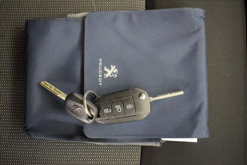 Peugeot Traveller 2,0 HDi, 8-míst, NAVIGACE - fotka 31 z 33