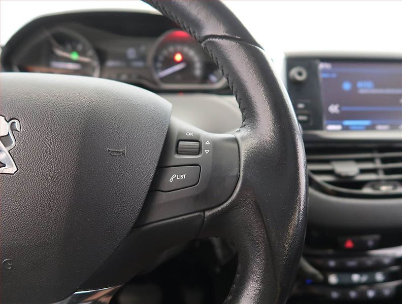 Peugeot 2008 (2017) 1.2 PureTech, Automat, ČR - fotka 17 z 21
