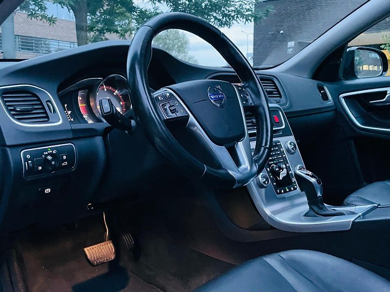 Volvo V60 2.4D4 5V AUTOMAT KAMERA TAŽNÉ - fotka 26 z 50