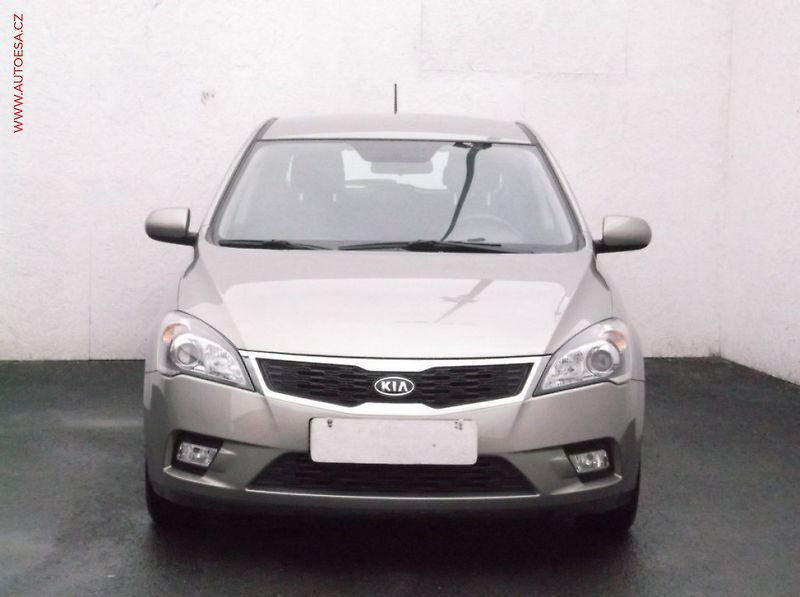 Kia Ceed (2010) 1.4 GDI, 1.maj,ČR, AC - fotka 2 z 3