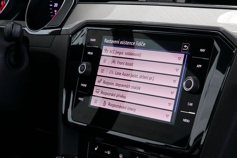 Volkswagen Passat 2.0TDI 110kW Kamera ACC Tažné - fotka 21 z 27