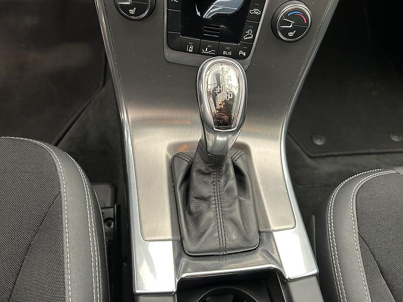 Volvo XC60 2.4 D4 4x4 Momentum - fotka 19 z 25