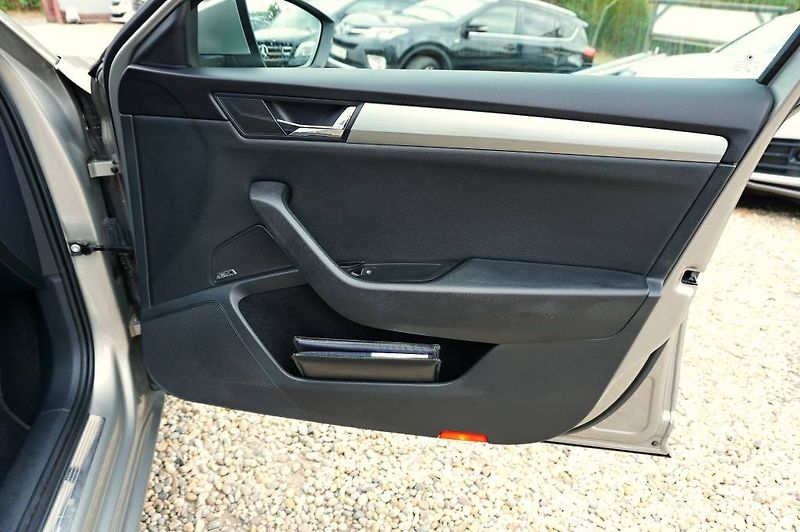 Škoda Superb (2015) STYLE PLUS 2,0 TDI 140 kW - fotka 18 z 52