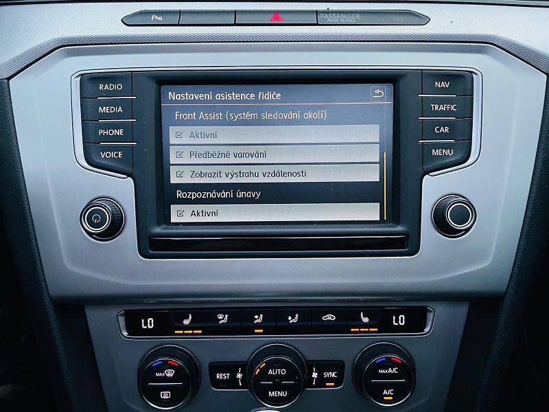 Volkswagen Passat 2.0TDI AUTOMAT VÝHŘEV SERVISKA - fotka 40 z 54