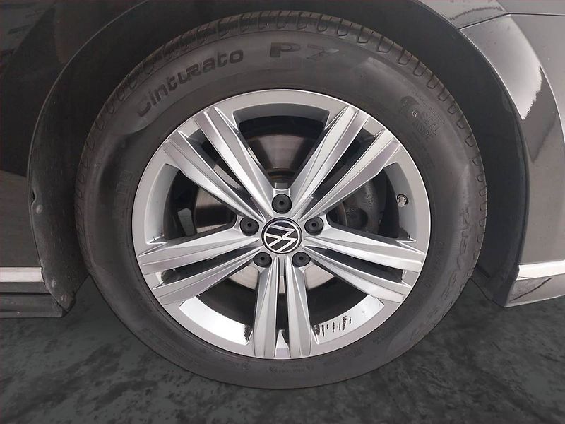 Volkswagen Passat (2022) R-Line 2.0 TDI, Automat, Kůže - fotka 15 z 23