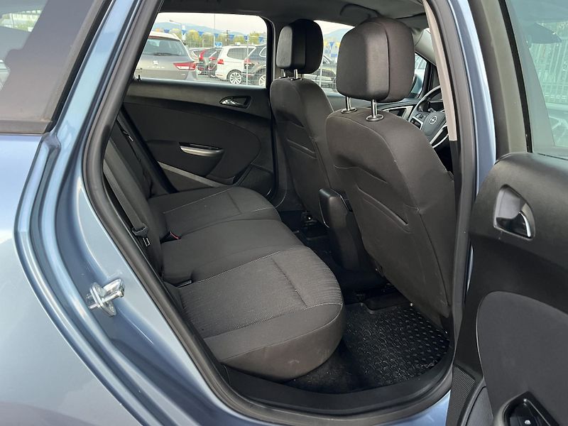 Opel Astra (2011) J KOMBI 1,6 i - fotka 11 z 13