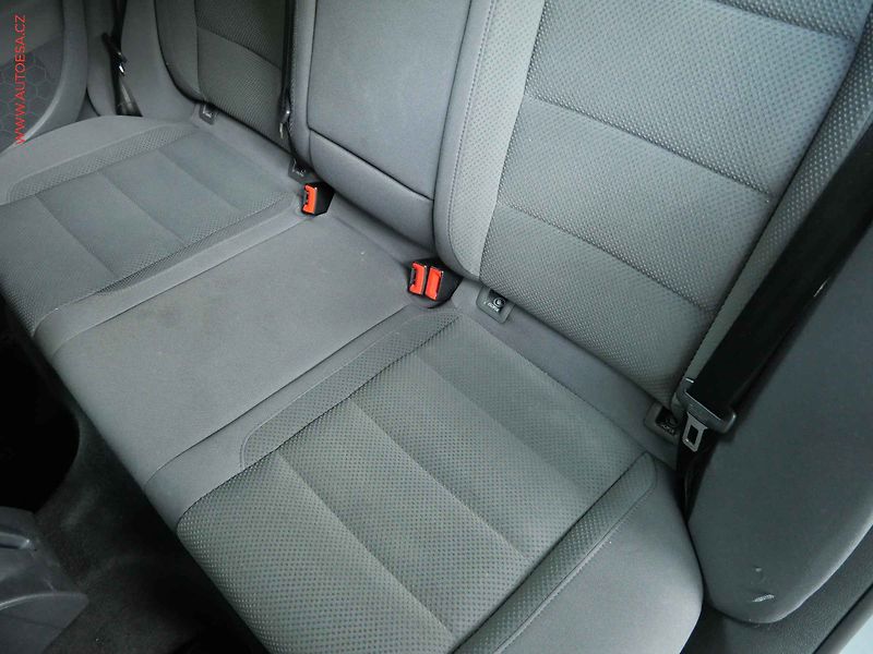 Volkswagen Golf (2006) 1.6 16V, ČR, AC, tempo, park - fotka 10 z 18