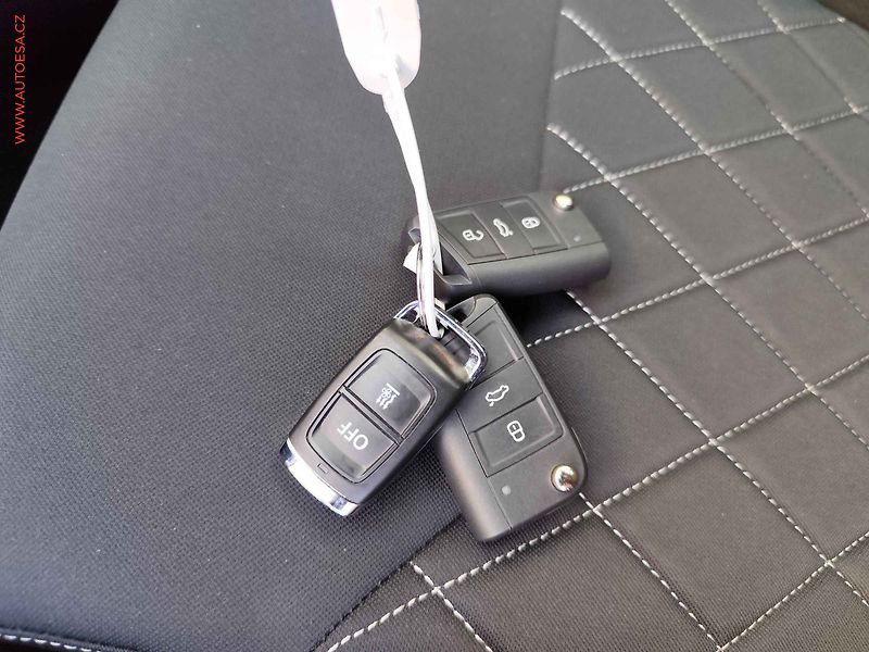 Škoda Karoq (2019) 2.0 TSi 4x4, SportLine, DSG - fotka 33 z 33