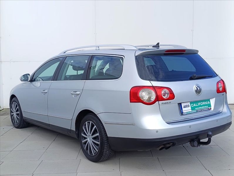 Volkswagen Passat 2,0 TDi Kůže Navigace Tažné - fotka 11 z 37