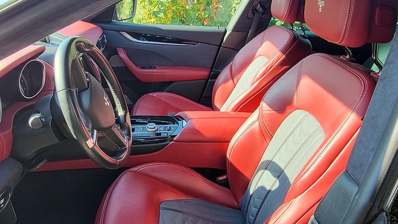 Maserati Levante (2018) barva šedá metalíza - fotka 7 z 8