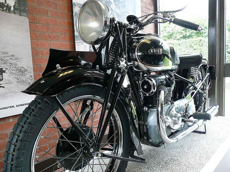 Motocykl Ariel Square Four je považován za Aston Martin mezi jednostopými vozidly. Na snímku je stroj z roku 1953.