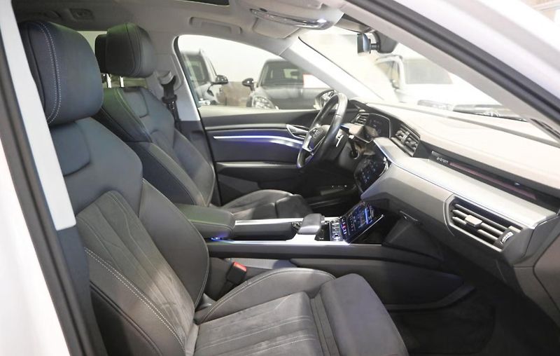 Audi Q8 e-tron 55 Q 360k Pano Tažné BLIS - fotka 12 z 27