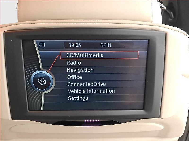 BMW Řada 7 (2012) 740d xDrive, 4X4, Automat - fotka 20 z 21