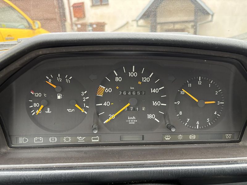 Mercedes-Benz 124 (1989) - fotka 7 z 8