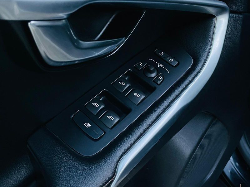 Volvo V40 2.0D3 MANUÁL CROSS SERVISKA  - fotka 31 z 43