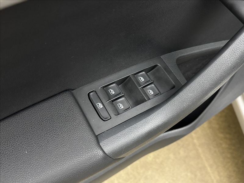 Škoda Octavia 1,6 TDi 6ST. MAN. NAVI SENZORY - fotka 27 z 33