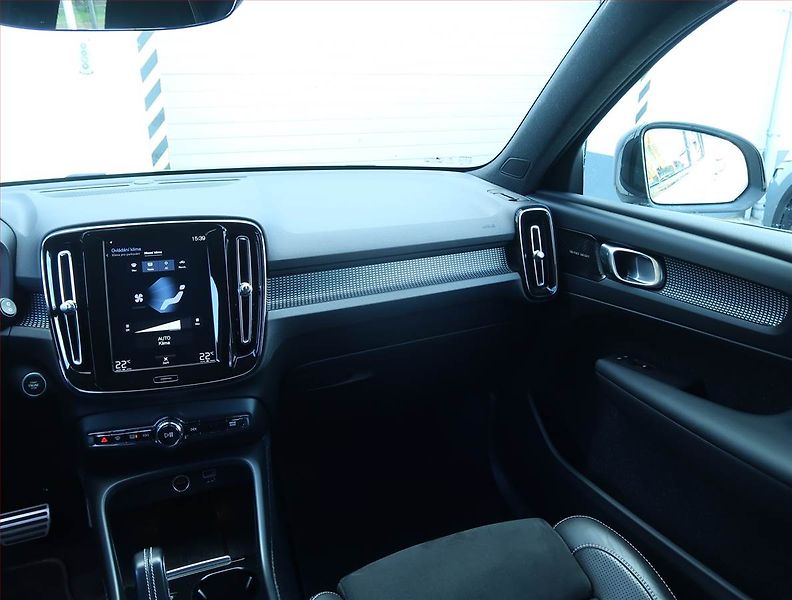 Volvo XC40 (2019) R-Design D4 AWD - fotka 8 z 27