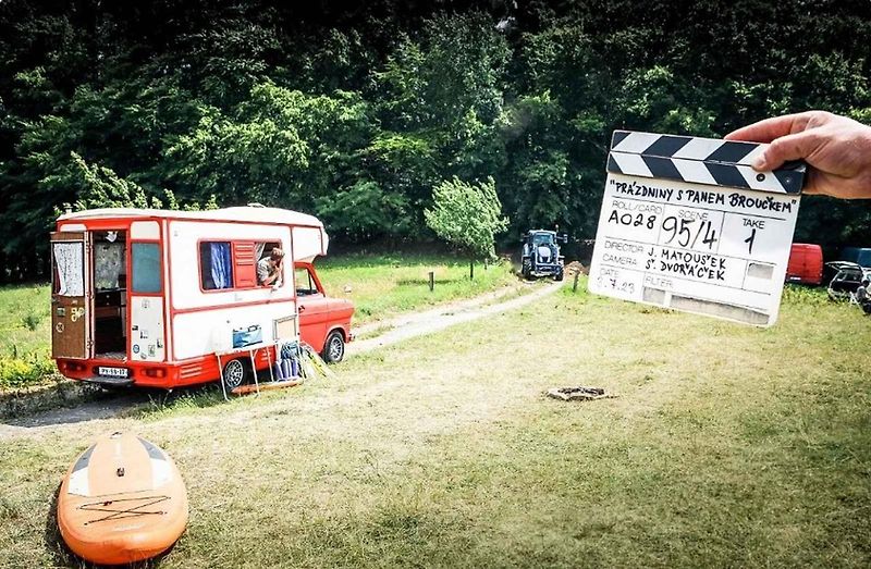 Legendární Ford Transit si zahrál hlavní roli v nové rodinné komedii. Na snímku je herec Lukáš Příkazký při natáčení jedné ze scén.