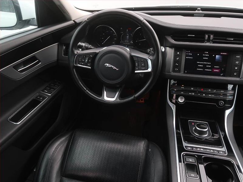 Jaguar XF (2018) 20d, Automat, Kůže, Navi - fotka 7 z 19