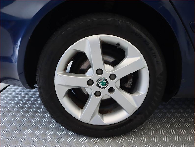 Škoda Octavia (2011) 1.6 TDI, Vyhř. sedaček - fotka 15 z 15