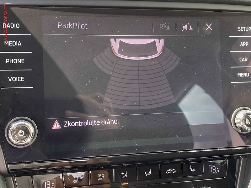 Škoda Octavia (2019) 1.6 TDi, Style, TZ, park - fotka 16 z 18