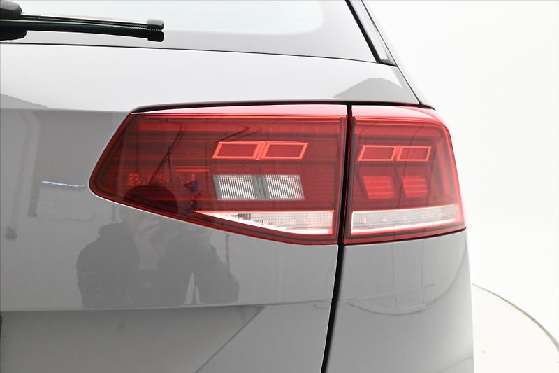 Volkswagen Passat 2,0 TDI 110 kW DSG Elegance Zá - fotka 32 z 33